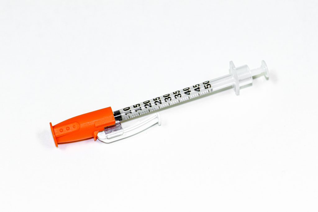 Foto mostrando primer plano de una jeringa de insulina