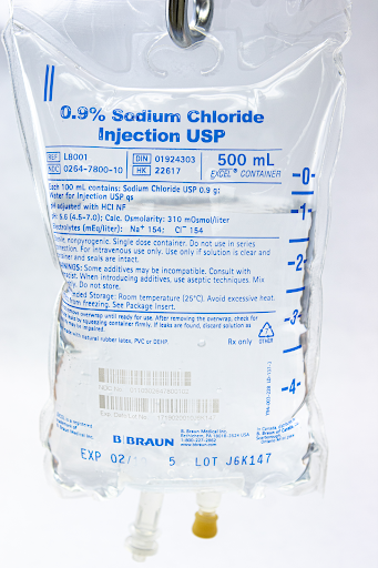 Foto mostrando 0.9% de Cloruro de Sodio en bolsa de 500 mL