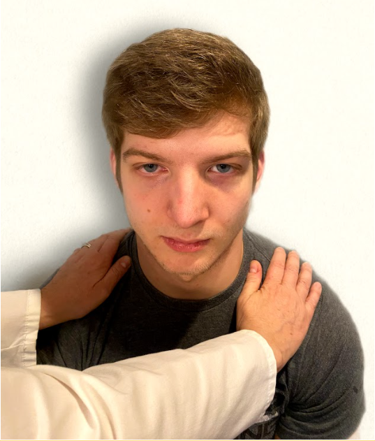 Imagen que muestra las manos de una enfermera sobre los hombros de un paciente simulado para evaluar el nervio craneal XI