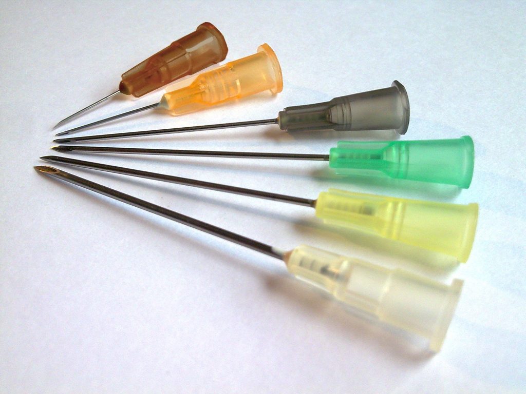 Photo closeup of six different needle lengths and gauges