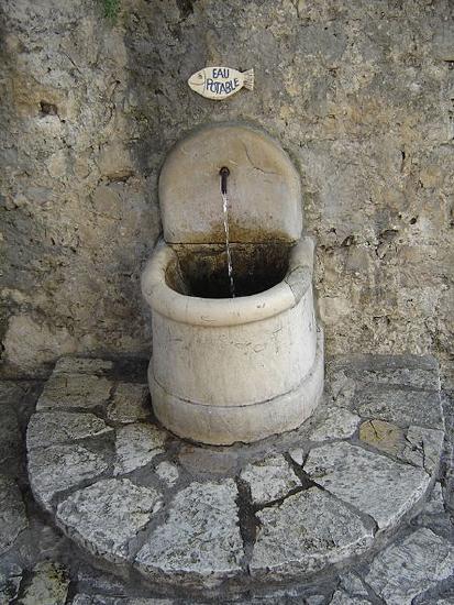 450px-A_drinking_fountain_in_Saint-Paul-de-Vence.JPG