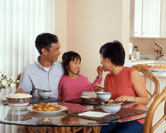 Photo of a family eating dinner at a kitchen table