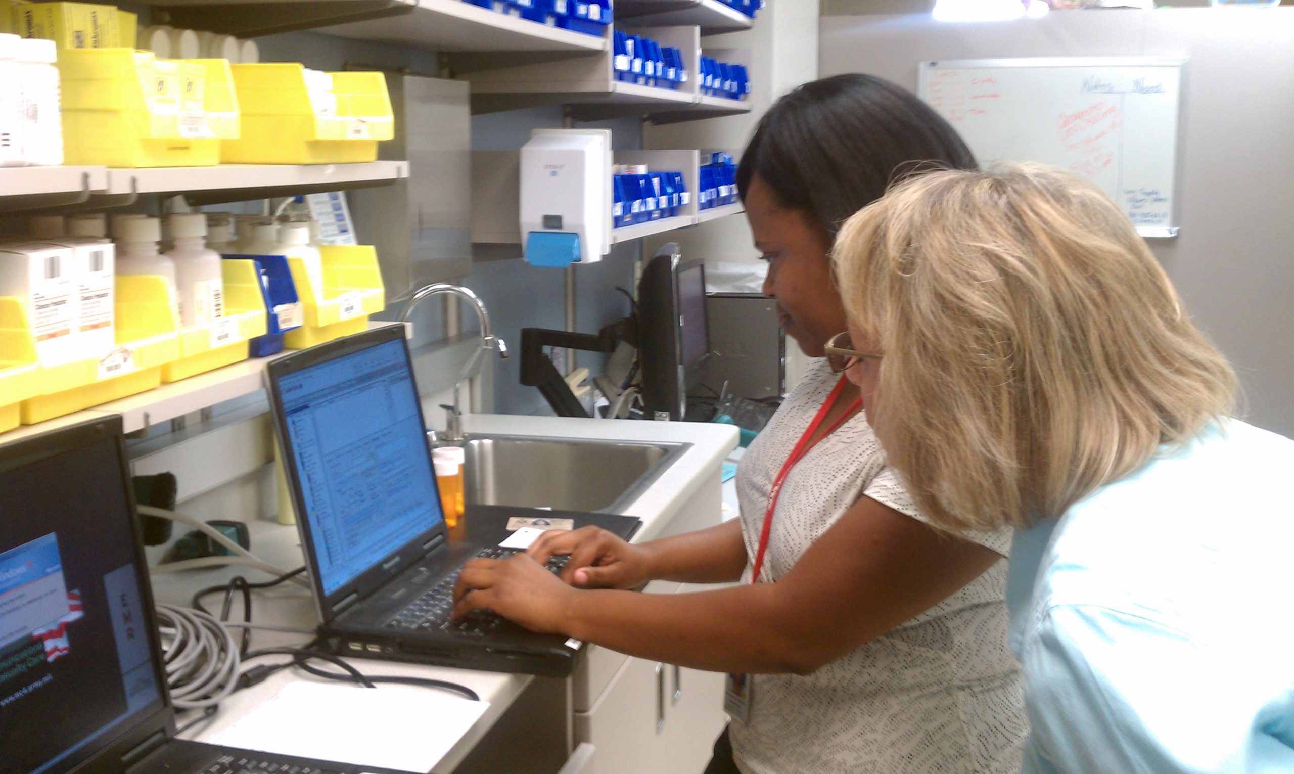 Imagen que muestra a enfermeras mirando el registro electrónico de salud