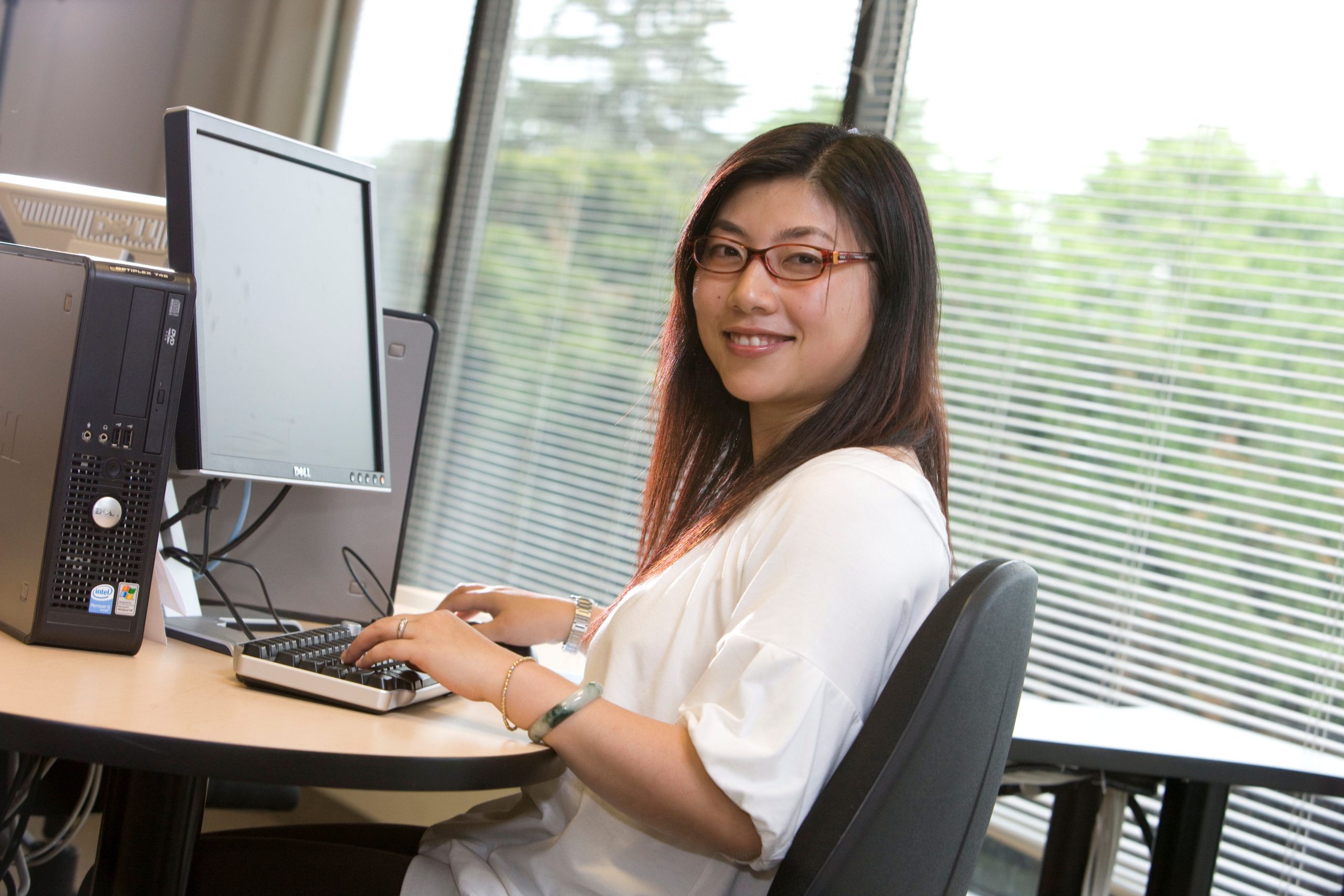 Foto que muestra a un graduado simulado tomando un examen en una computadora