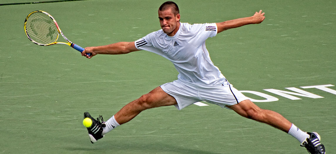Esta fotografia mostra um homem jogando tênis.