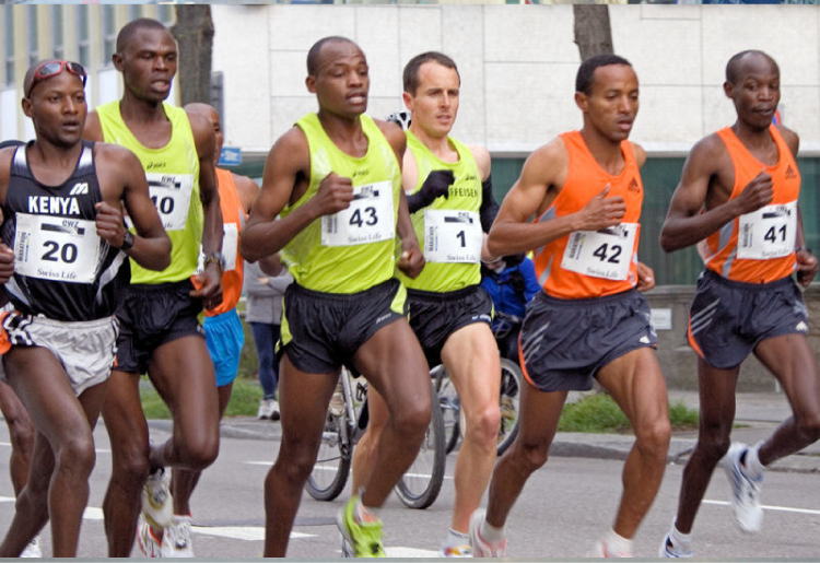Esta fotografia mostra alguns corredores em uma corrida.
