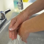 Enjuague las manos con agua y jabón